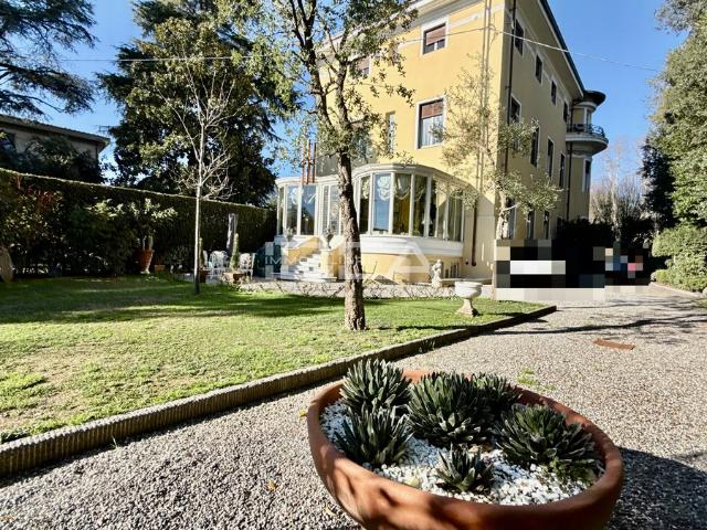 Villa con giardino in viale giuseppe giusti, Lucca