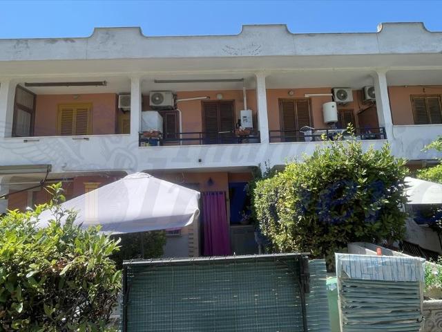 Villa con giardino in viale danimarca 145, Pomezia