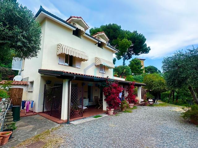 Villa con giardino in viale vittorio veneto 35, Imperia
