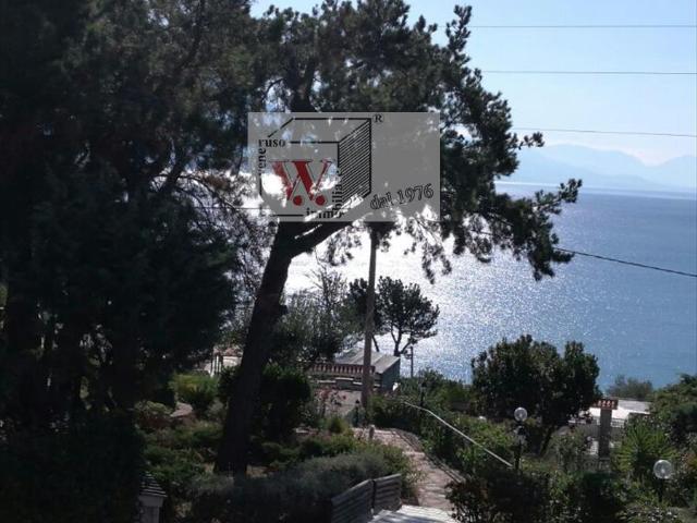 Villa con giardino, Ispani lungomare di capitello