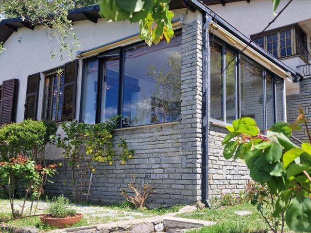 Villa con giardino, Leivi residenziale
