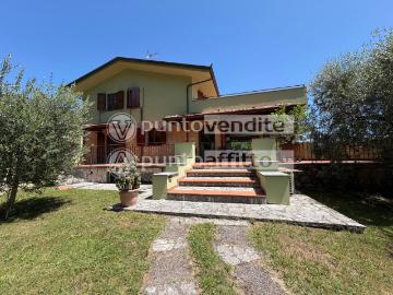 Villa con giardino, Lucca maggiano