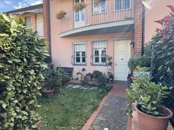 Villa con giardino, Lucca santissima annunziata