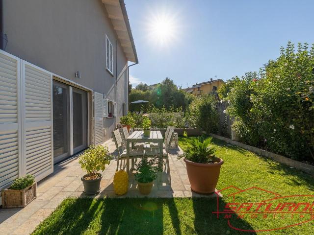 Villa con giardino, Montecarlo gossi