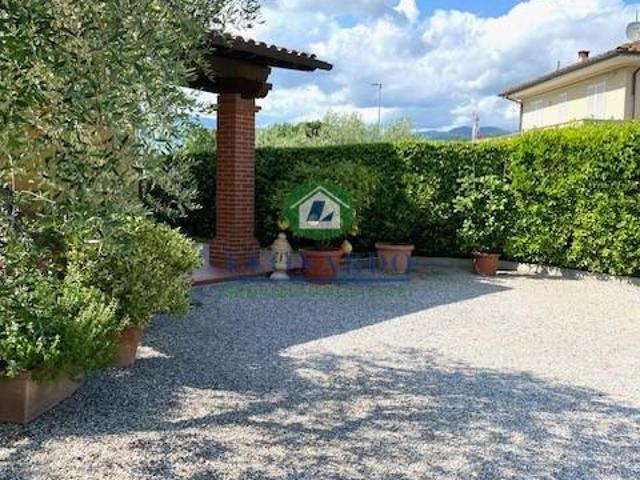Villa con giardino, Montecarlo san piero luciani