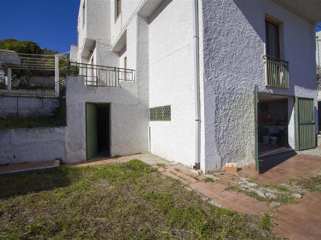 Villa con giardino, Montegiordano marina