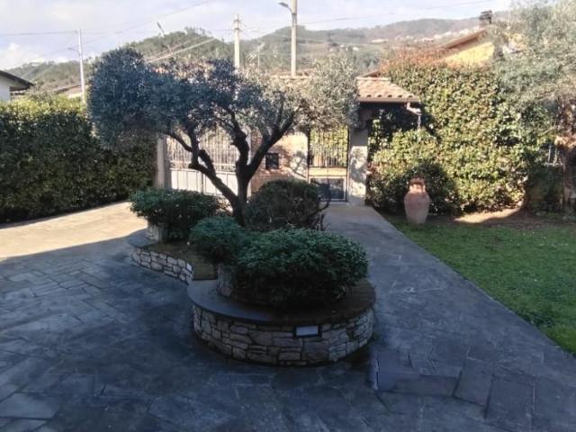 Villa con giardino, Montignoso capanne