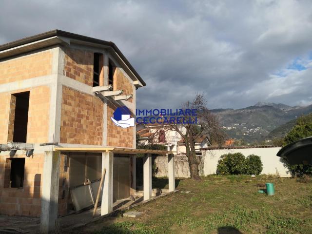 Villa con giardino, Montignoso cervaiolo