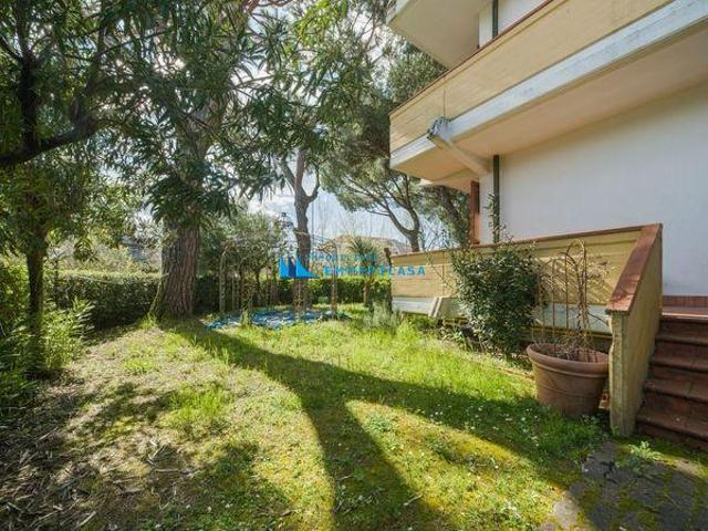 Villa con giardino, Massa marina di