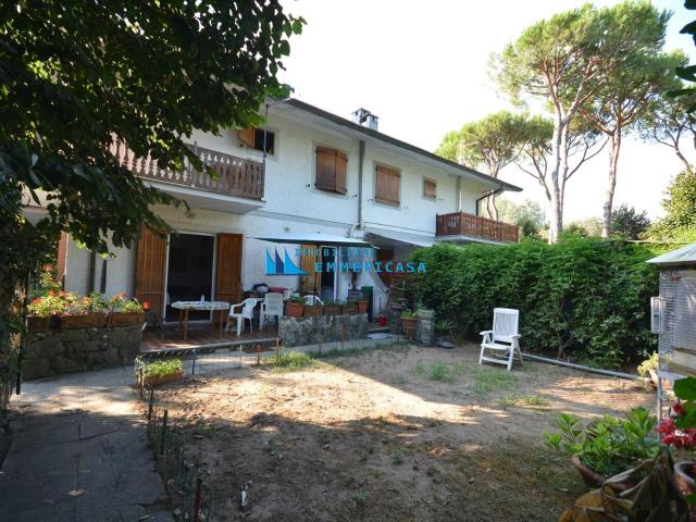 Villa con giardino, Massa poveromo