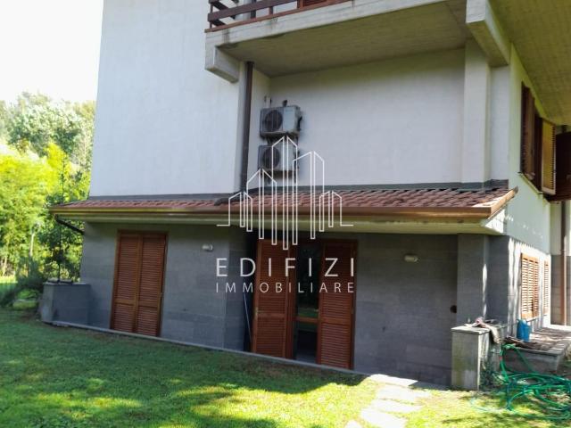 Villa con giardino, Massa ronchi