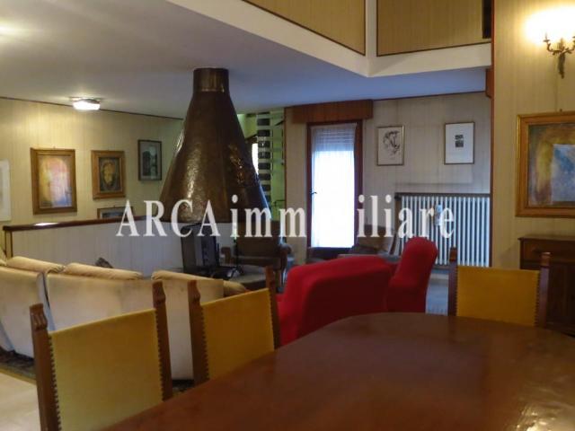 Villa con giardino, Seravezza pozzi