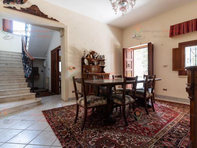 Villa con giardino, Siracusa pizzuta scala greca