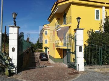 Villa con giardino, Pozzuoli monterusciello