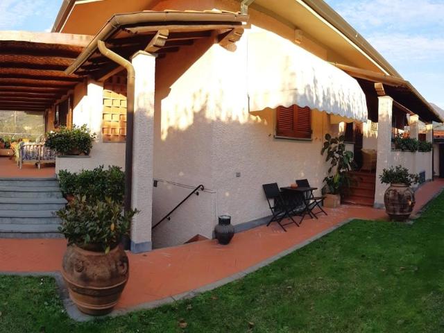Villa con giardino, Pietrasanta strettoia