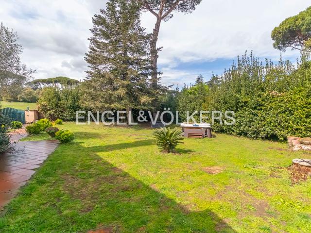 Villa con giardino privato di circa 500 mq e ampi spazi interni