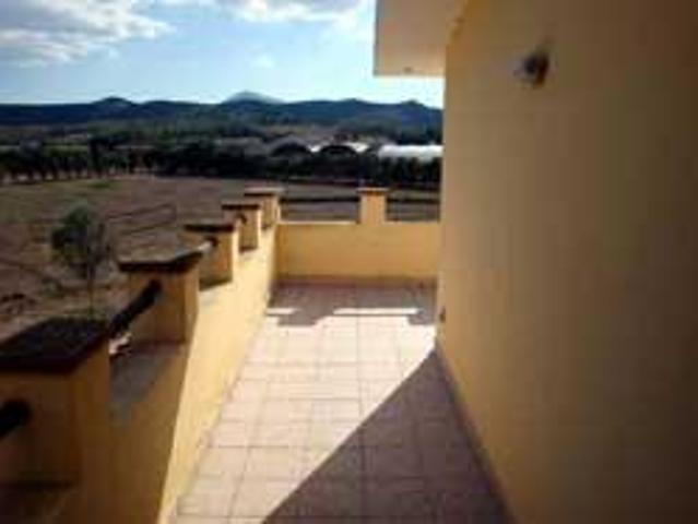 Villa con giardino, Uta pressi paese