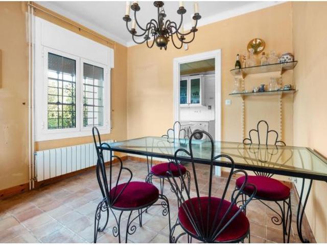 Villa con gran jardín de 1500m2 y piscina de 70m2 a 100m del centro de Sant Pere Pescador