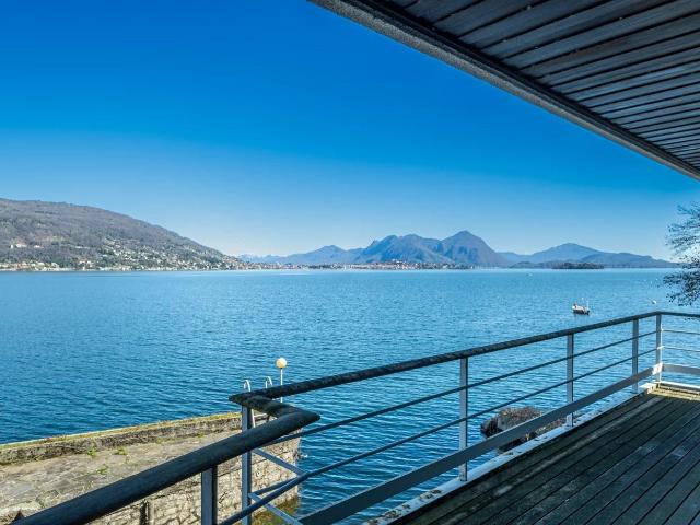 Villa con Darsena Pieds dans l'eau in Vendita a Baveno 350m² Baveno