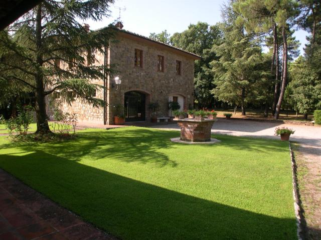 Villa con dependance, piscina e 9 ettari di terreno 650m² Gambassi Terme