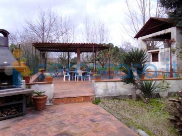 VILLA CON DUE APPARTAMENTI A NAPOLI