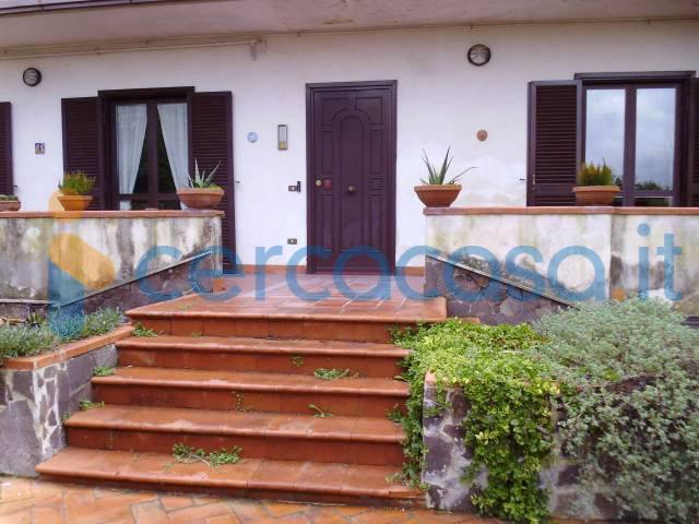 VILLA CON DUE APPARTAMENTI A NAPOLI