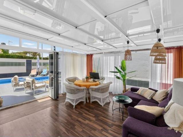 Villa con Encanto Español y Piscina Privada en Mil Palmeras