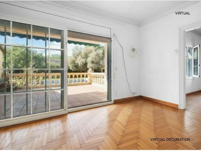 Villa con enorme jardín y piscina en pleno centro, a 5 minutos de la playa