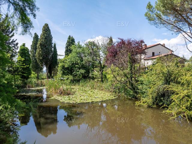 Villa con lago privato in prestigiosa zona di Arezzo 700m² Arezzo