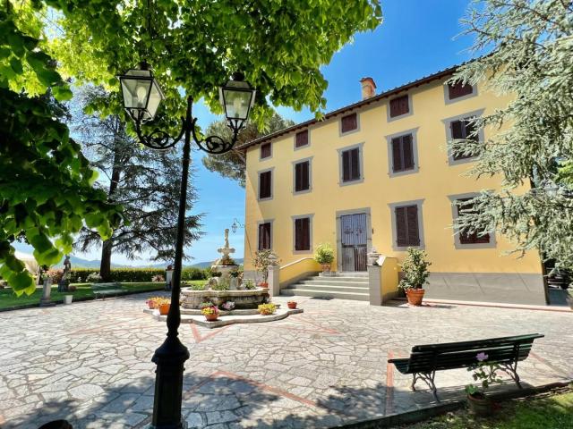 Villa con parco e piscina in vendita a Lucca 800m² Lucca