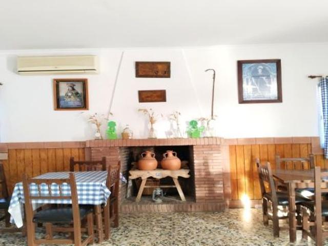 Villa con piscina, 2 naves y licencia para eventos en Urbanización Sierra Norte, Castilblanco de los