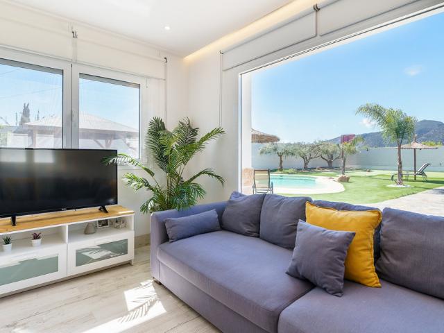 Villa con piscina 30°C y fibra · 12 min TechPark