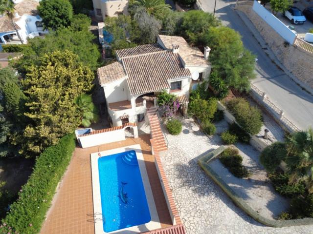 Villa con piscina y jardín a pocos pasos del Club de Golf If. 180m² Benissa