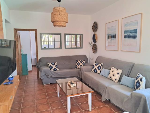 Villa con piscina y placas solares en Conil