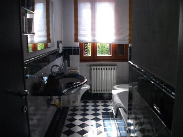Galleria Fotografica Servizi Descrizione Richiedi informazioni su questo immobile Villa con piscina a Roma imperiale