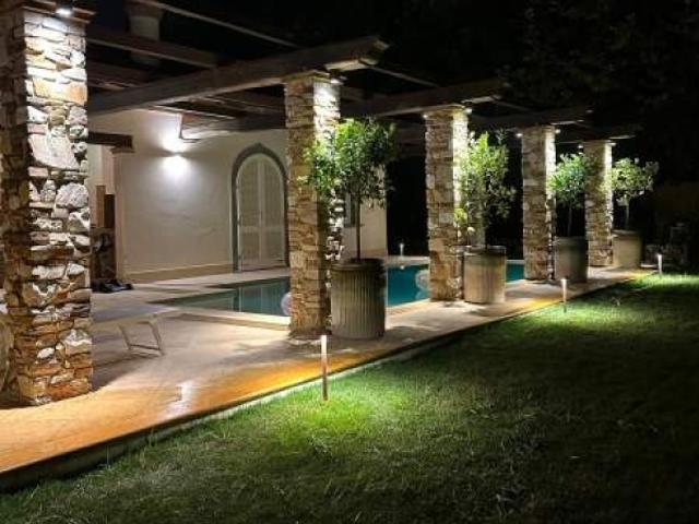 Villa con piscina Descrizione Richiedi informazioni su questo immobile Galleria Fotografica Servizi