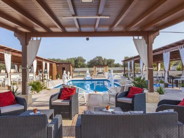 Villa con piscina e B&B avviato in vendita nell'agro di Oria 190m² Oria