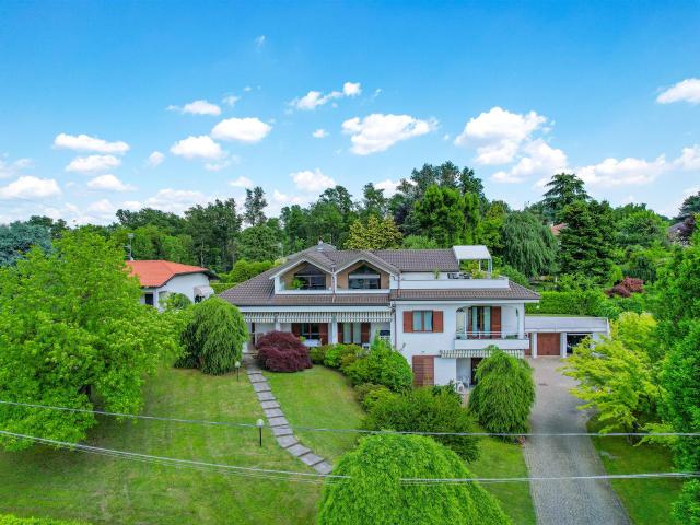 Villa Con Piscina E Tre Unità Indipendenti A Castronno Va 612m² Castronno