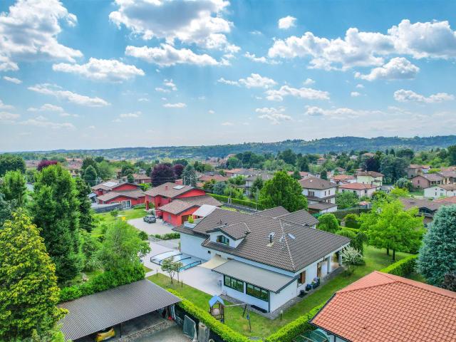 Villa Con Piscina E Tre Unità Indipendenti A Castronno Va 612m² Castronno