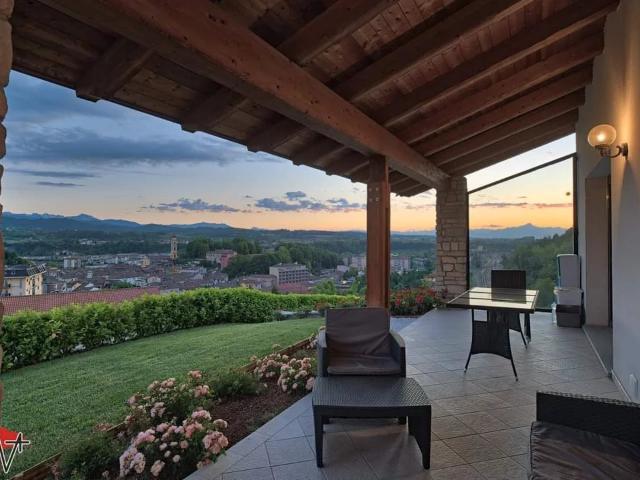 Villa con piscina in posizione panoramica 413m² Ceva