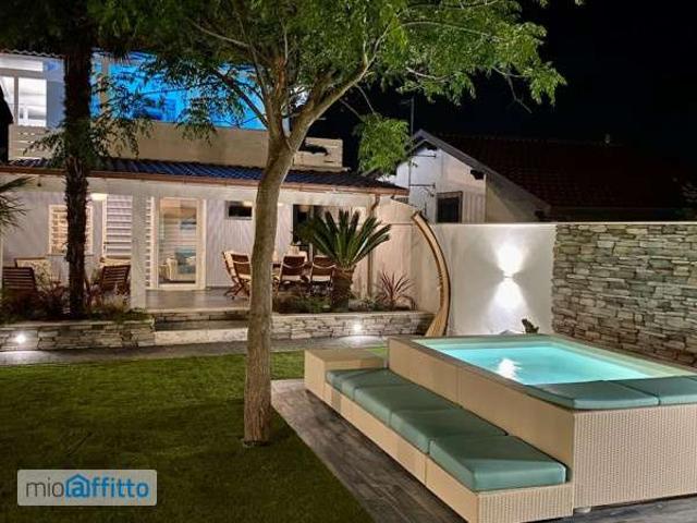 Villa con piscina Latina