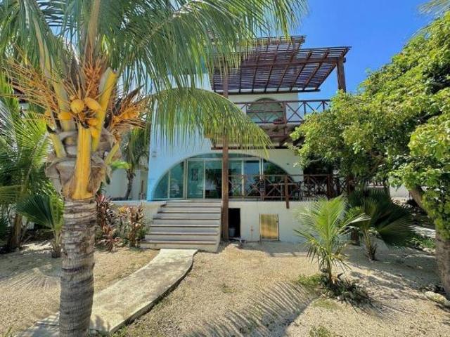 VILLA CON PISCINA PRIVADA Y VISTA AL MAR