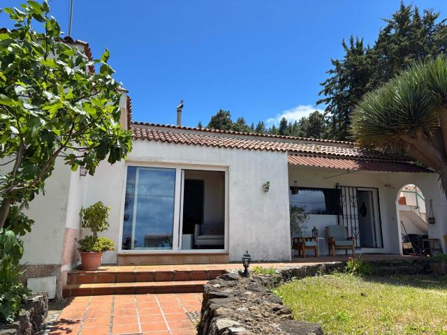 Un remanso de paz con vistas panorámicas al Teide y al océan. 175m² Los Pinos