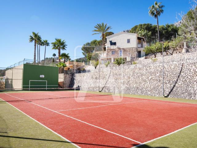 Villa con pista de tenis en venta en Calpe, en Partida Oltá. 259m² Benissa