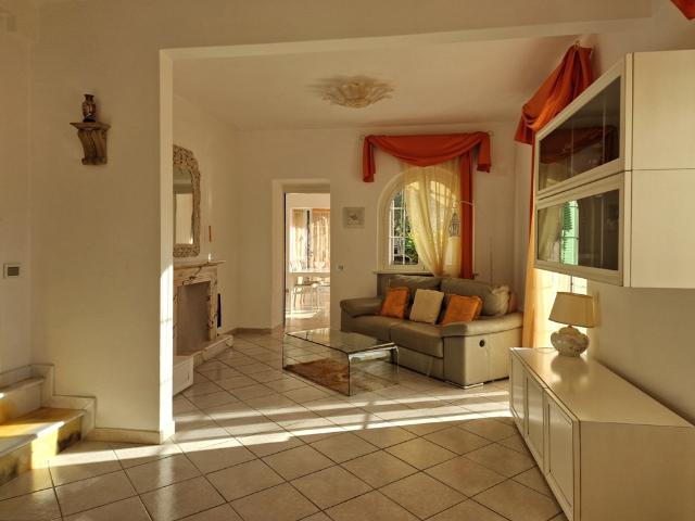 Villa con terrazzo a Carrara