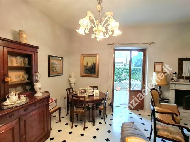 Villa con terrazzo a Massa
