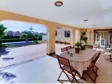 Villa con terreno y árboles frutales en venta en Los Montesinos Alicante