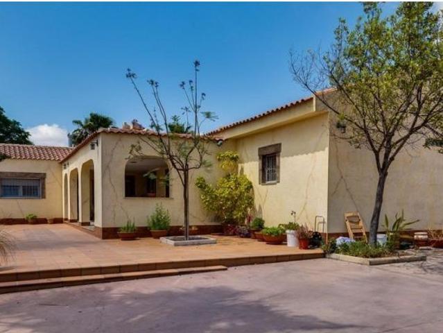 Villa con terreno y árboles frutales en venta en Los Montesinos Alicante