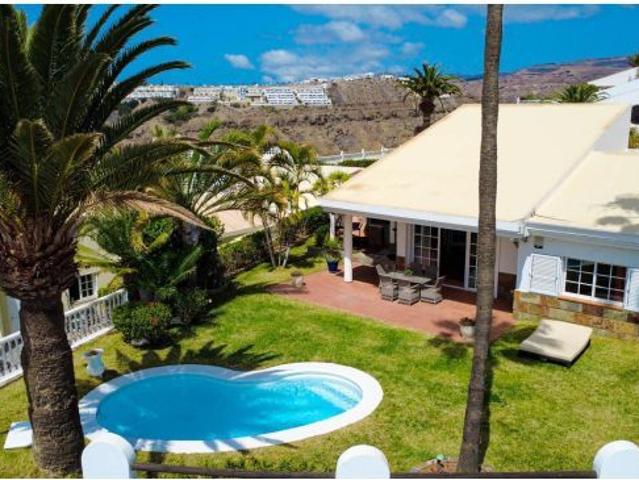 Villa con ubicación espectacular, piscina y amplias zonas exteriores