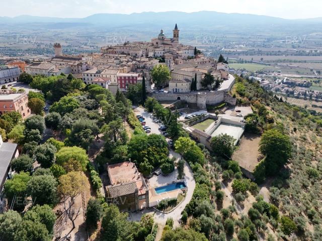 Villa con vista e piscina a pochi passi dal centro storico d. 560m² Trevi